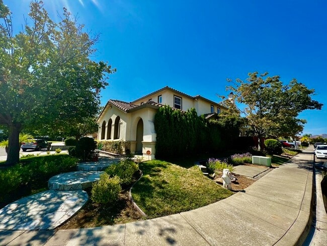 Building Photo - MOVE IN SPECIAL!! Beautiful 5 bedroom 3 ba...