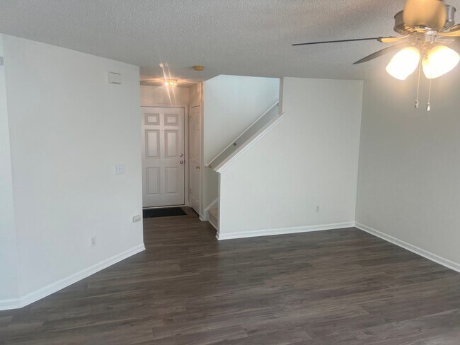 Building Photo - 3 bedroom 2.5 Bath with 2 Car Garage and f...