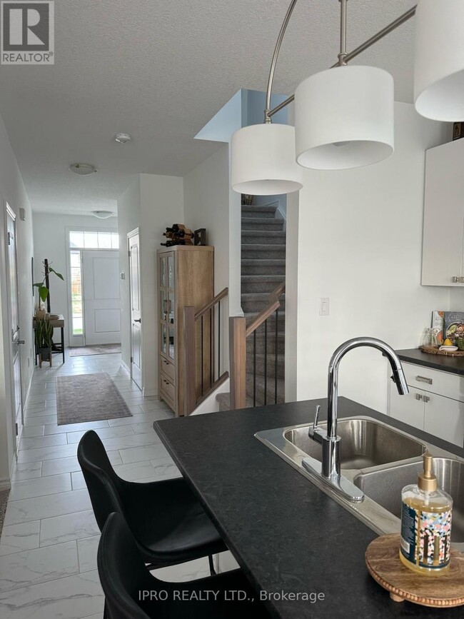 Building Photo - 1752 Finley Cres