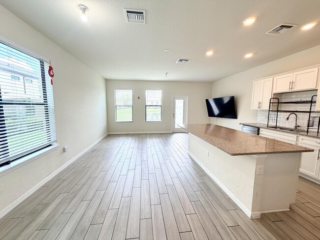 Building Photo - 2800 Troubadour St