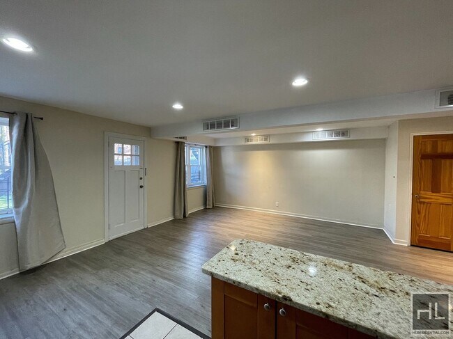 Building Photo - Large Studio with yard access in Middle Vi...
