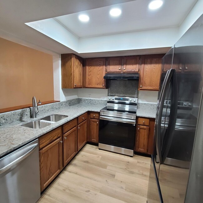 Foto del edificio - 3 bed/2 bath attached patio home with gara...