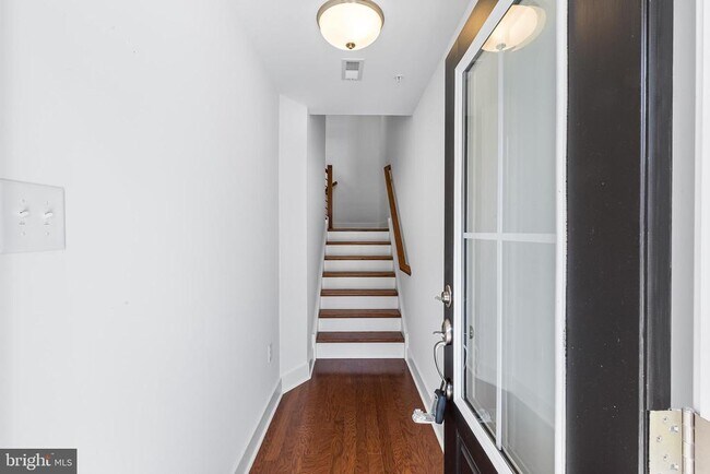 Foto del edificio - 402 SADIE Ave