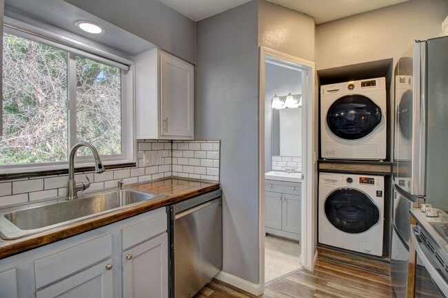 Building Photo - Remodeled 2 Bedroom in Lakewood! Great Loc...