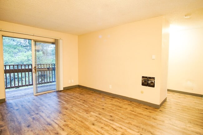 Photo - Nicely Updated Top Floor Corner 2-Bdr Near OHSU w/Private Balcony! Apartment