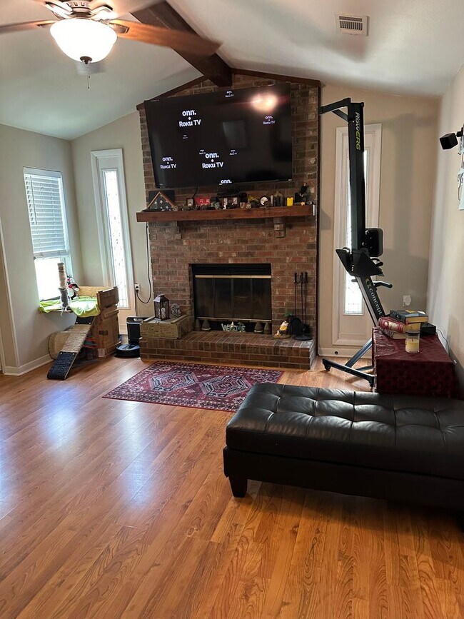 Building Photo - 4 Bedroom 2 Bath Home in Valparaiso