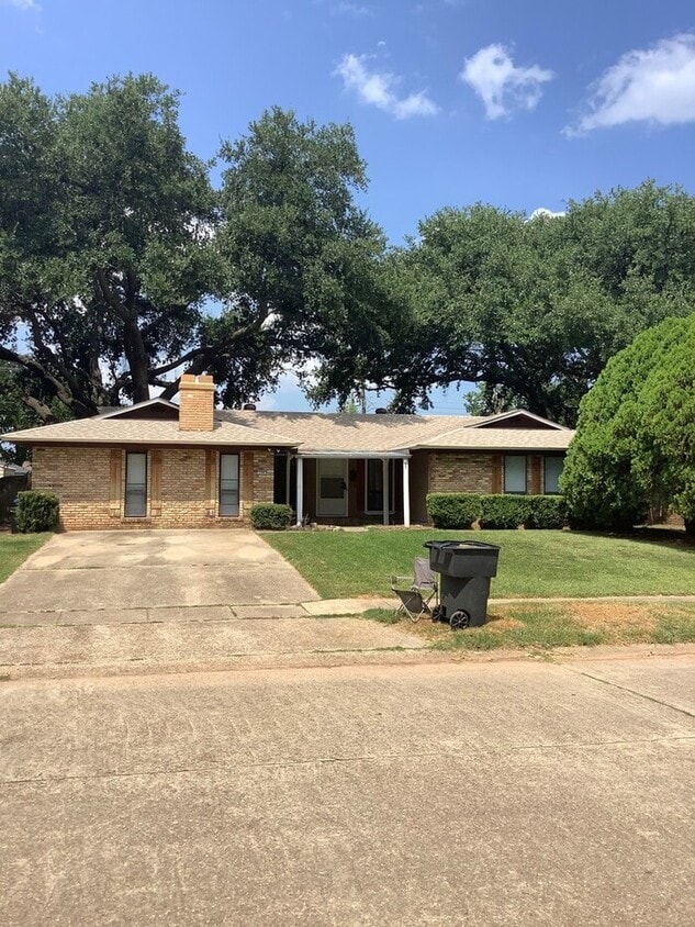 Primary Photo - *NEW PRICE*BROADMOOR SOUTH*NICE LARGE HOME*