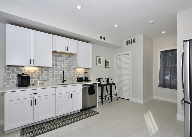 Building Photo - Stunning 4-Bedroom Condo with City Views