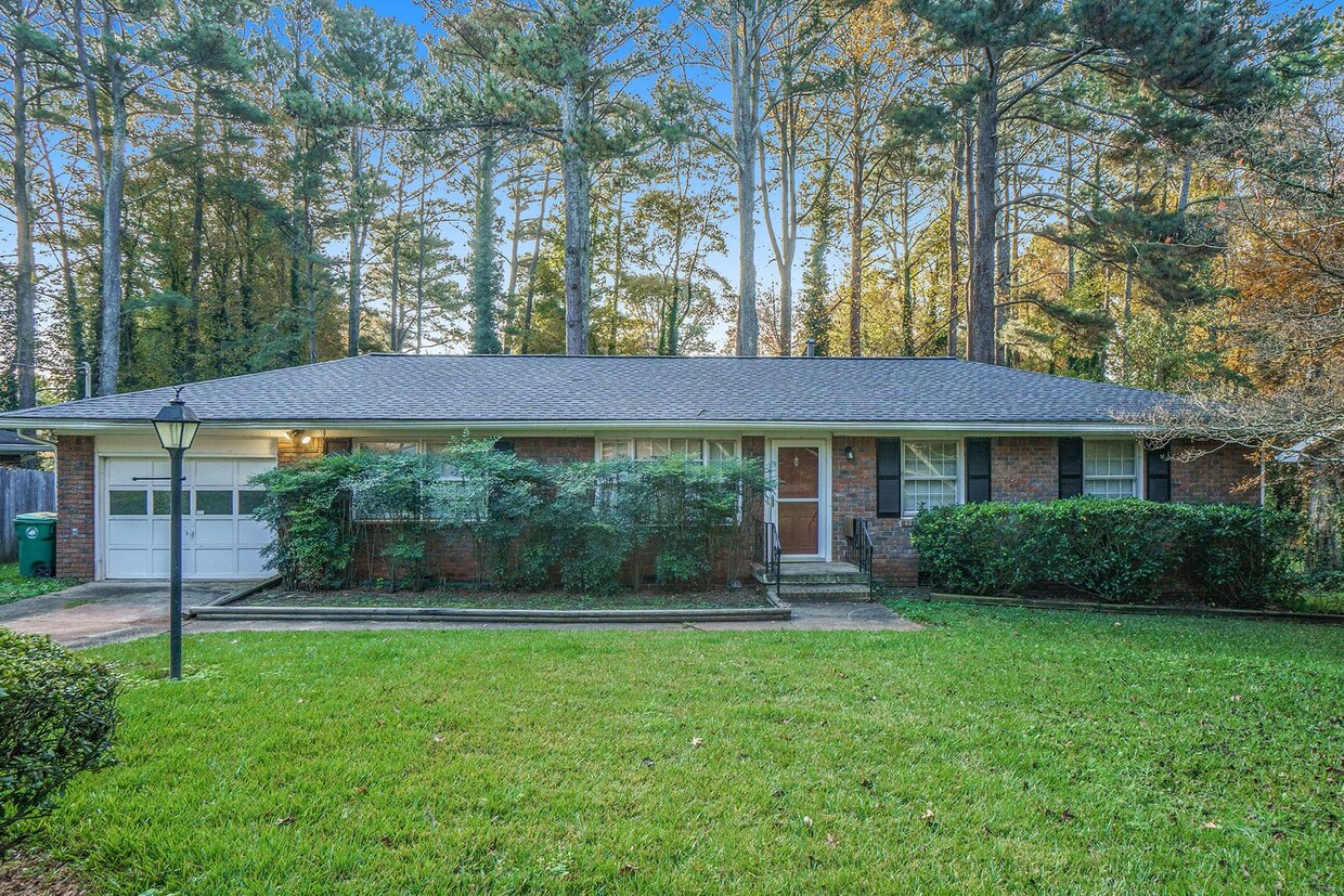 Foto principal - 3 Bedroom, 2 bath Home in Stone Mountain