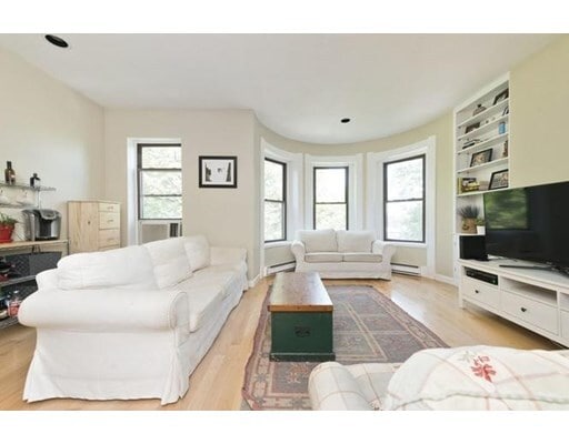 Building Photo - 19 Follen St