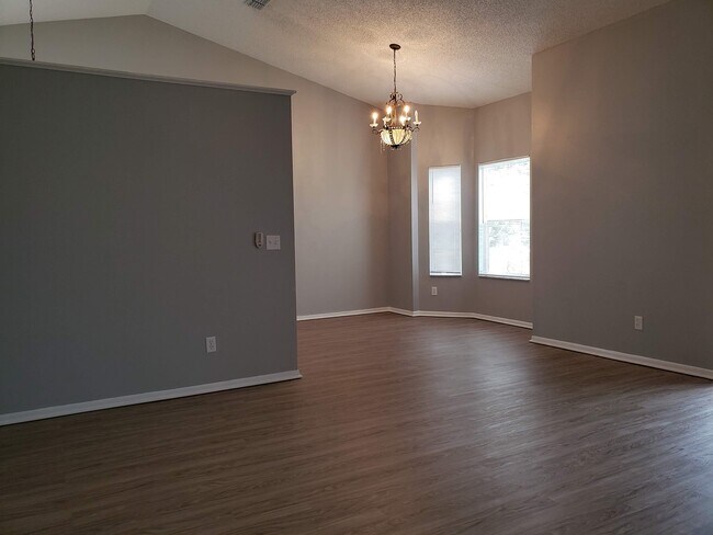 Building Photo - 3 Bedroom 2 Bathroom Home with Garage in O...