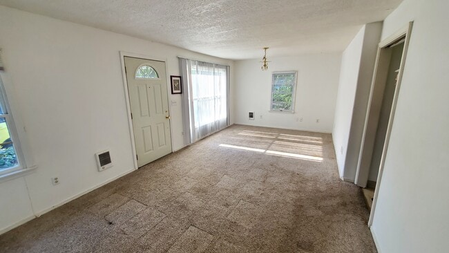 Living room - 2915 NE Stapleton Rd