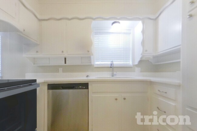 Foto del edificio - 5129 Laurel Ln