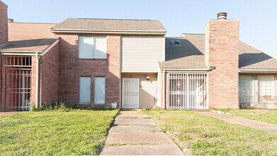 Building Photo - 10920 Village Bend Ln