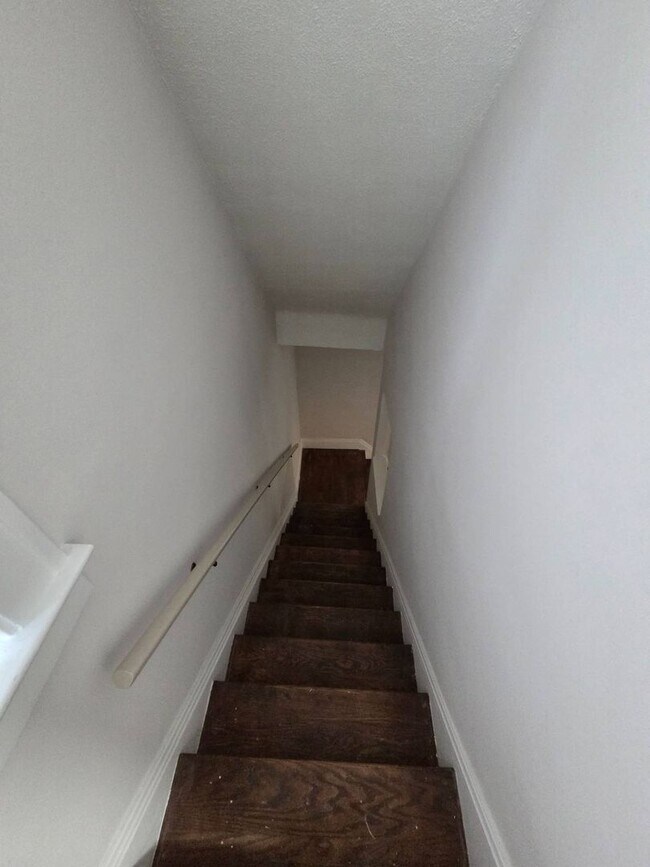 Building Photo - Charming 3-Bedroom Property in Prime Location