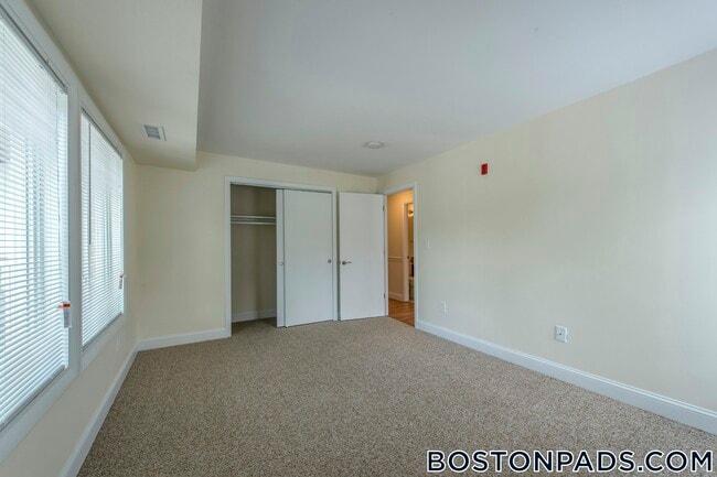 Building Photo - 16 Westgate Dr