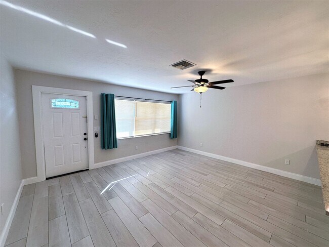 Building Photo - ** CENTRAL NAPLES ** 3 BED + DEN / 2 BATH ...