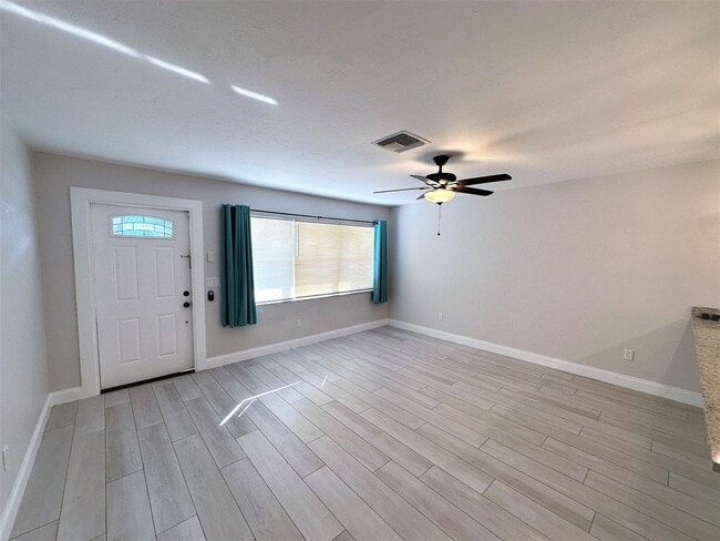 Building Photo - ** CENTRAL NAPLES ** 3 BED + DEN / 2 BATH ** GARAGE - NO HOA! ** ANNUAL RENTAL **