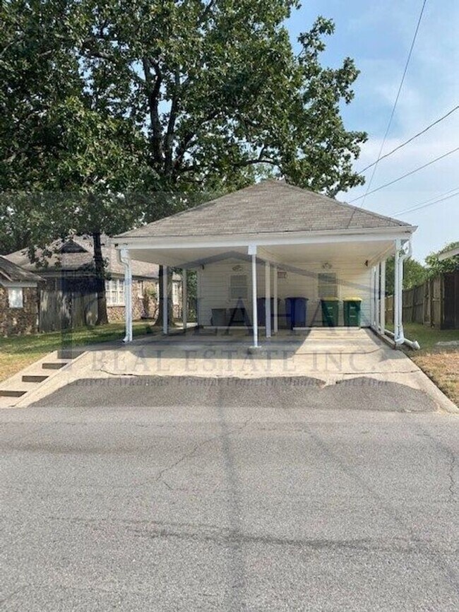 Building Photo - Furnished Long term apartment in Park Hill!!