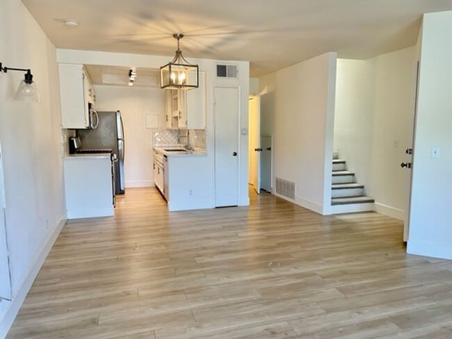 Building Photo - Well located 2/1.5 Townhome in Santa Barbara