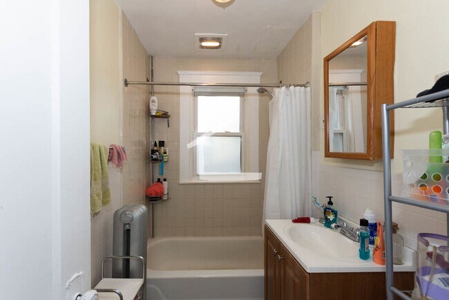 Building Photo - 3 Bedroom