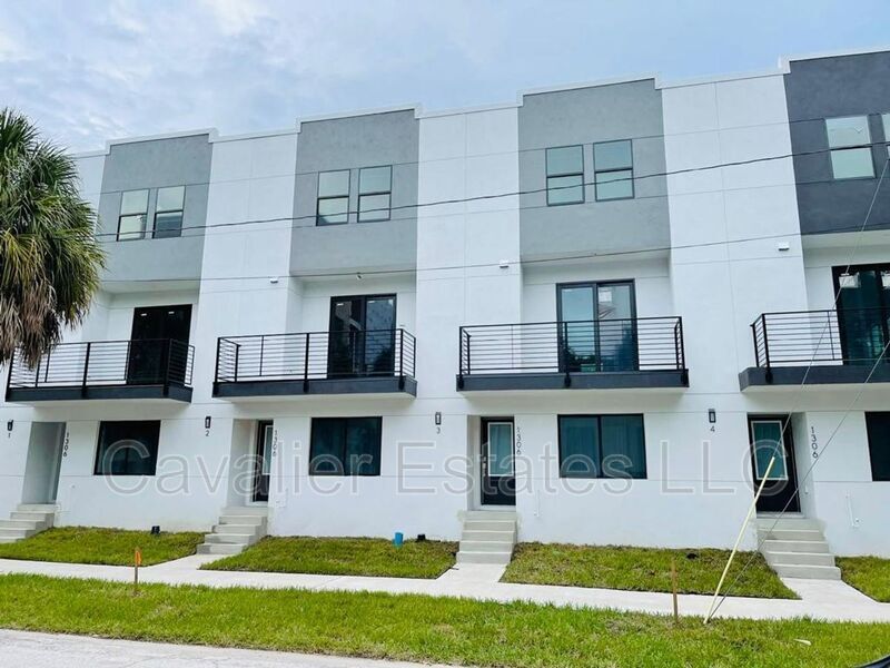 Primary Photo - 1306 W Carmen St