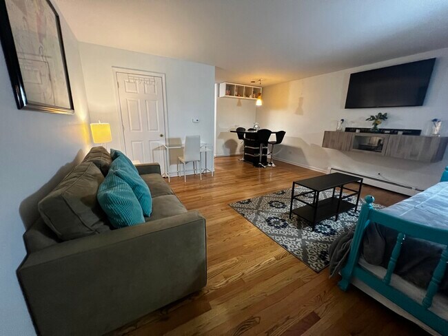 Foto del edificio - 1101 Holiday Ln