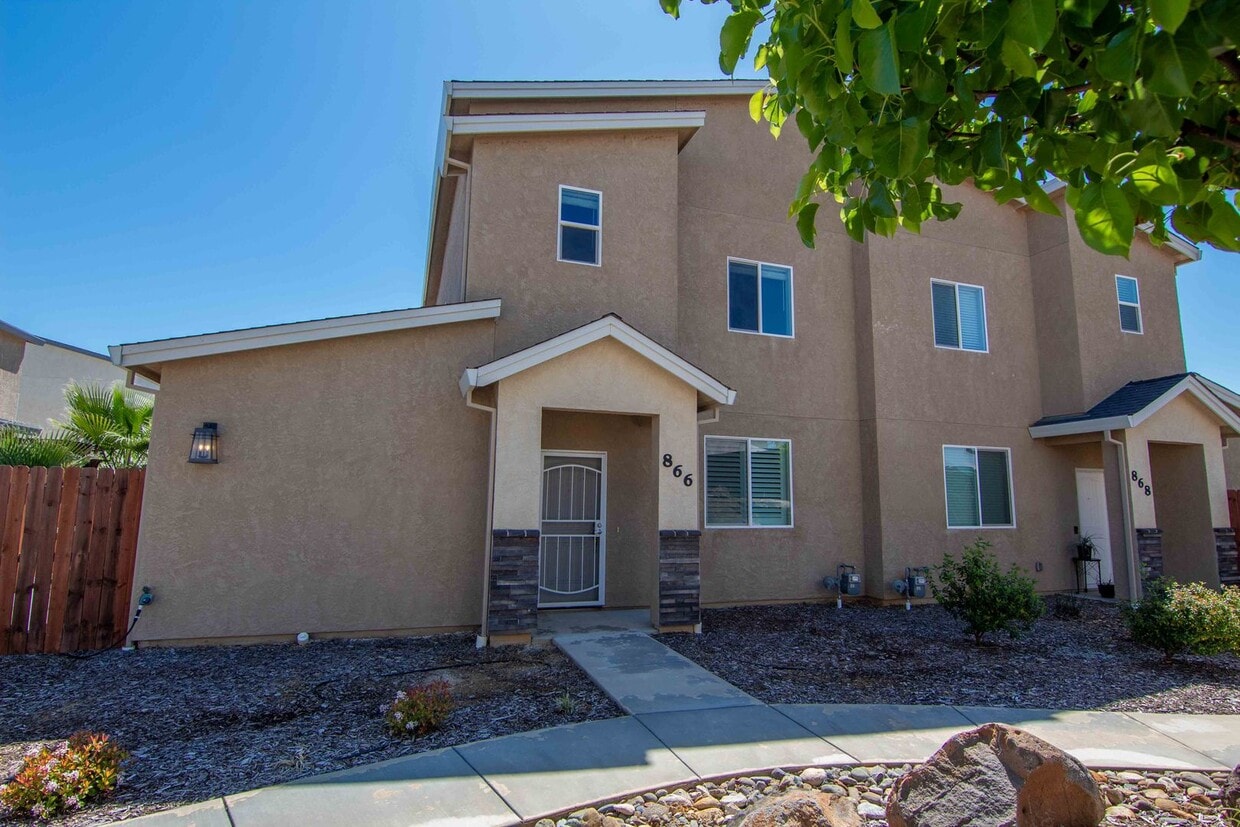 Primary Photo - 2127 Square feet! 4 Bed, 2.5 Bath in Villa...