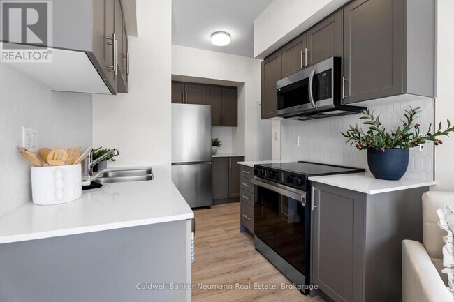 Building Photo - 940 St David St N