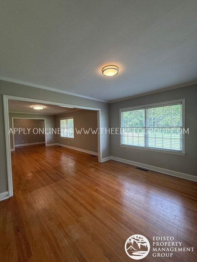 Building Photo - Charming Country Living with Modern Comforts