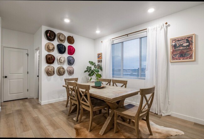 Foto del edificio - 5189 N Willow Tree Rd