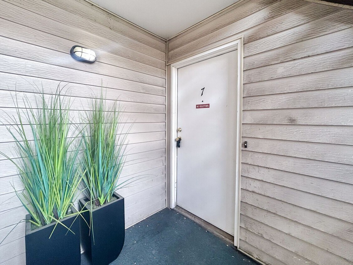 Foto principal - $0 DEPOSIT OPTION!!! CHARMING GARDEN-LEVEL...