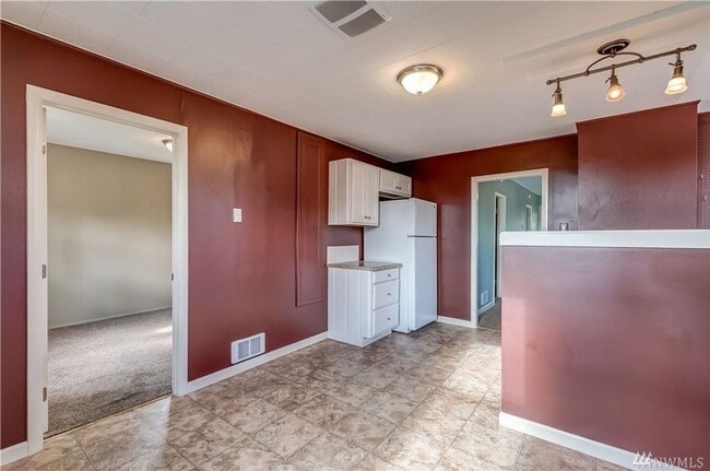 Building Photo - Pre-leasing September - 4bd/2bath