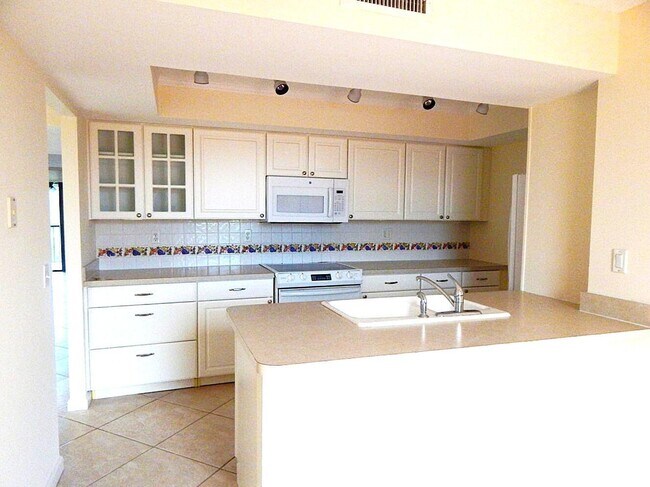 Foto del edificio - 5250 Woodland Lakes Dr