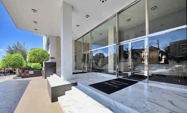 Entrance, 24/7 front desk - 999 N Doheny Dr