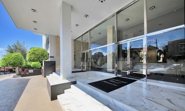 Entrance, 24/7 front desk - 999 N Doheny Dr