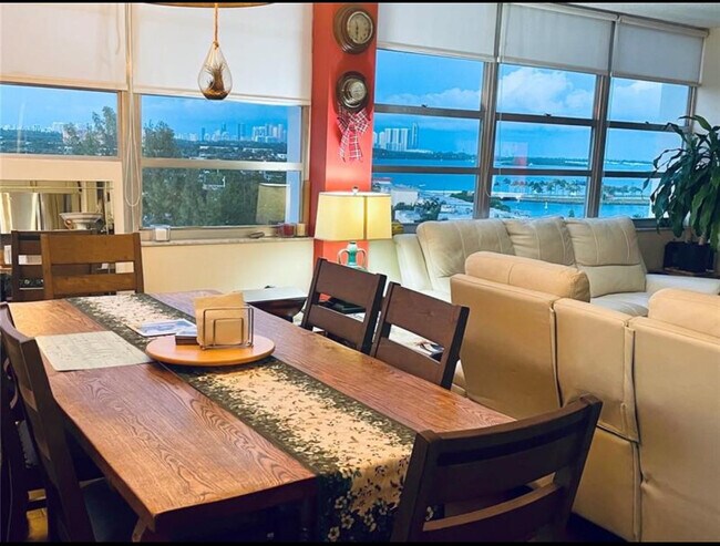 Foto del edificio - 11930 N Bayshore Dr