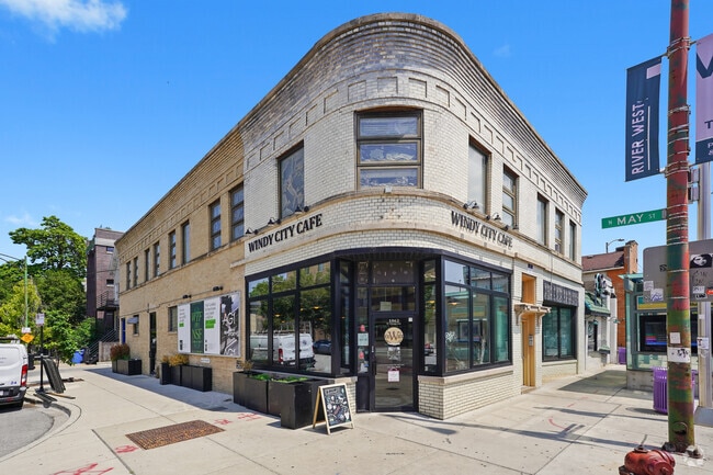 Building Photo - 1058 W Chicago Ave
