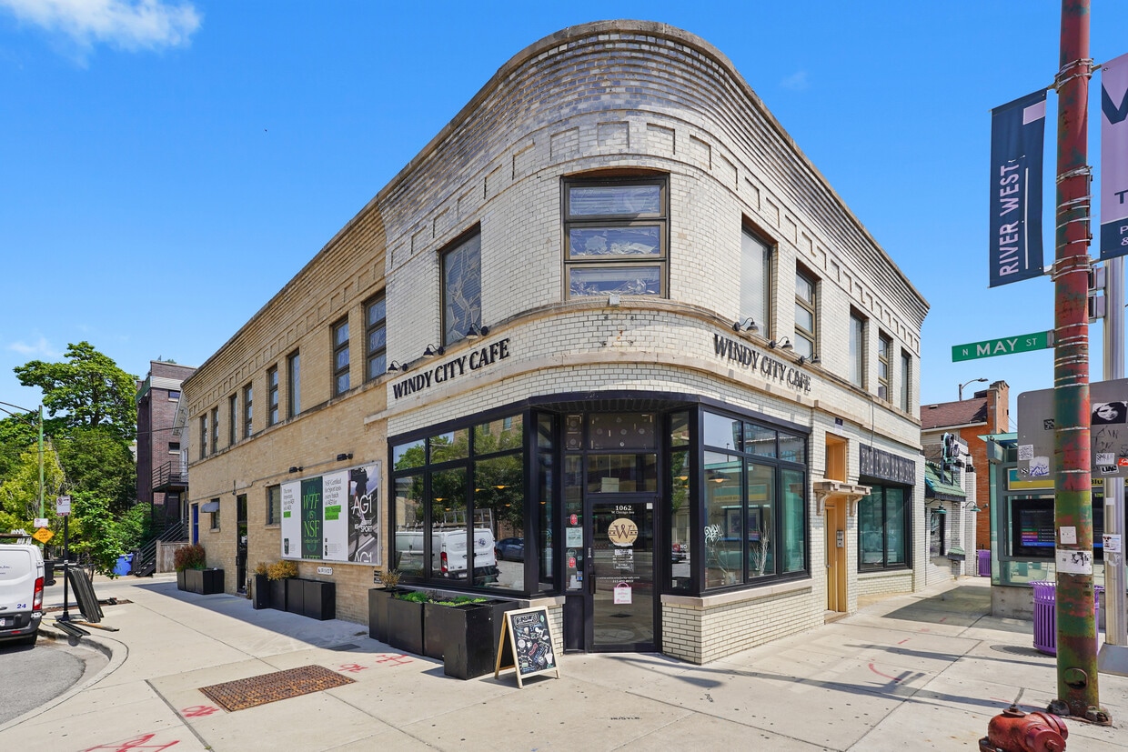 Primary Photo - 1058 W Chicago Ave