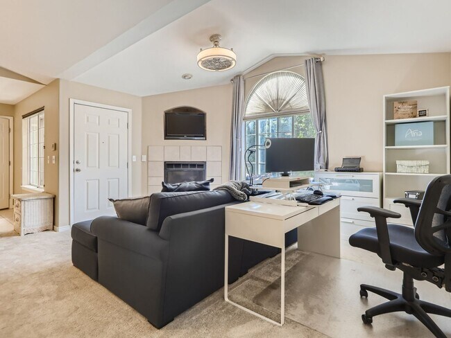 Building Photo - Evolve Real Estate: Bright 1 Bedroom Condo with  Private Garage near DTC!
