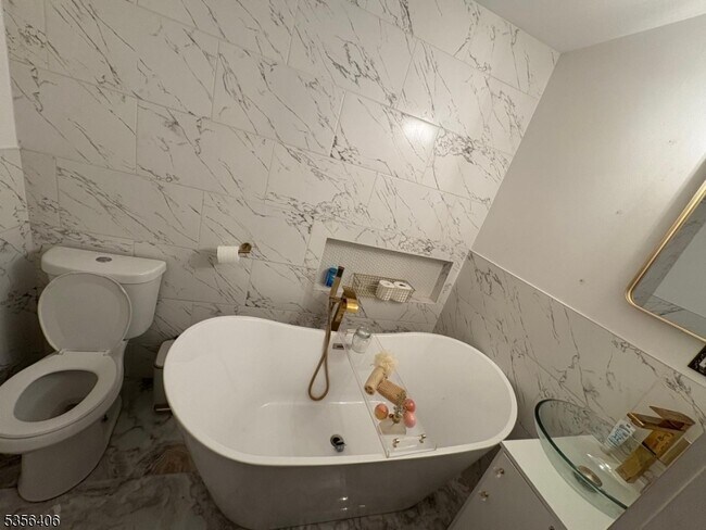 Foto del edificio - 246 Bond St