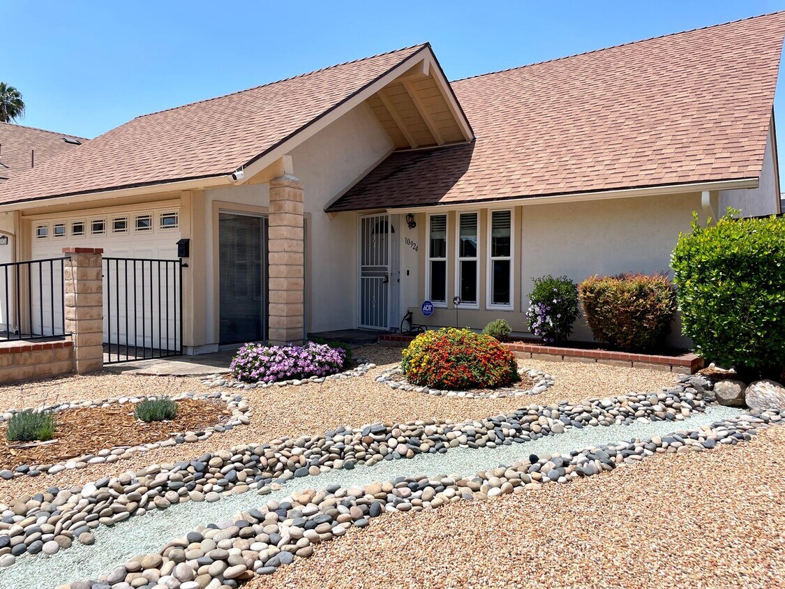 Primary Photo - Great 4B/2BA w/ Large Kitchen & Beautiful ...