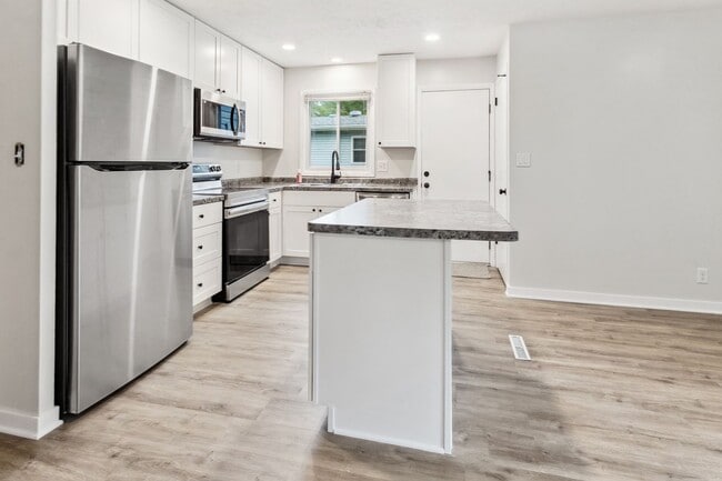 Building Photo - Fully Remodeled South Lincoln 4 Bedroom