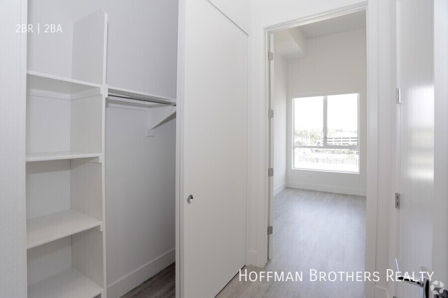 Building Photo - 1333 W 7th St