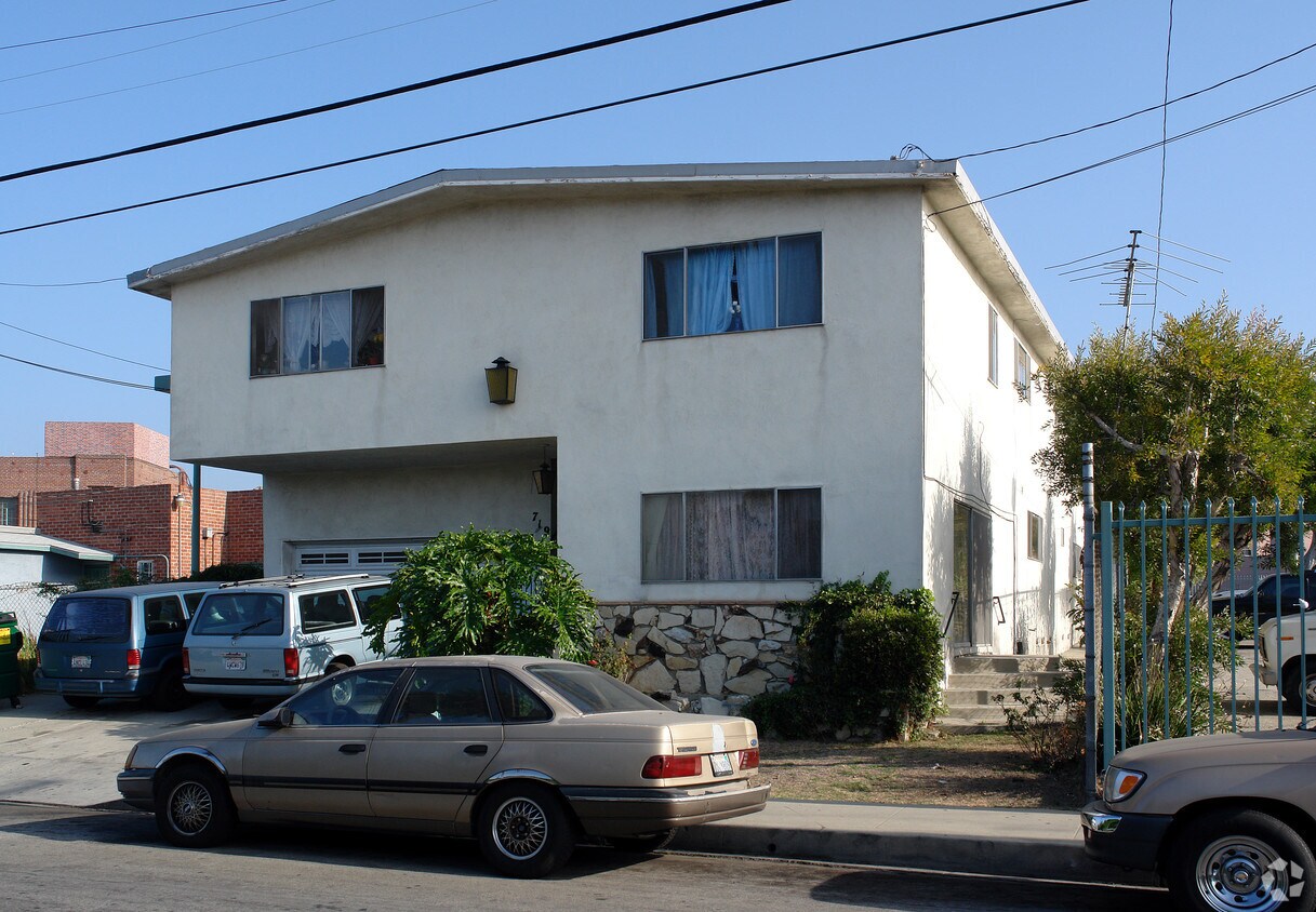 Building Photo - 719 E 65th St