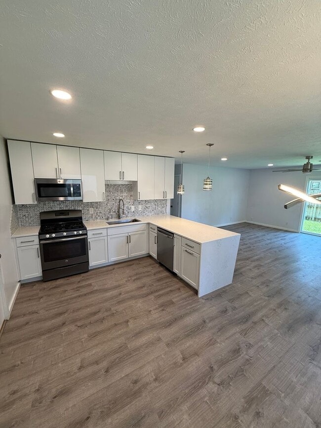 Building Photo - Renovated 4 Bedroom 2 Bathroom