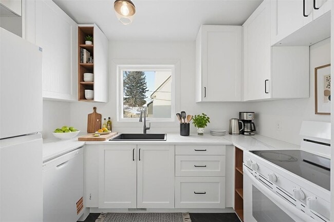 Building Photo - 166 Parkview St