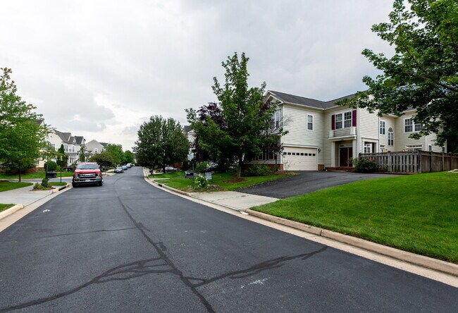 Foto del edificio - Spacious, Light-Filled Home in the Desirable Broadlands