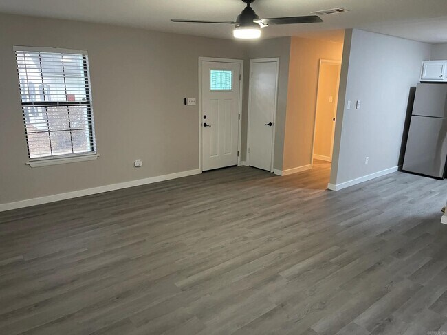Building Photo - 601 Lora Dr