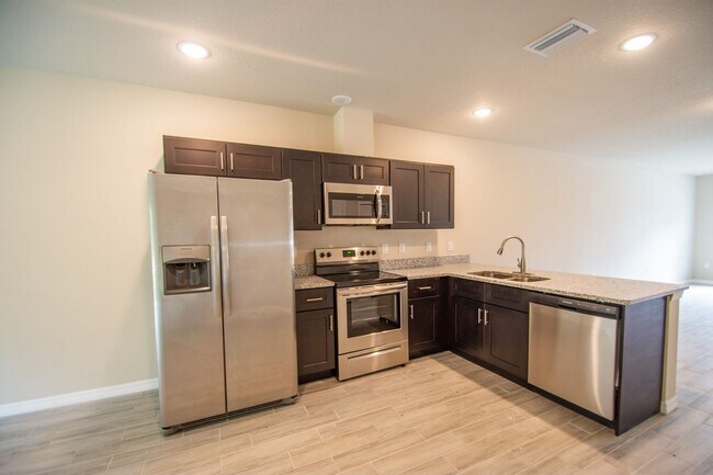 Foto del edificio - BEAUTIFUL DUPLEX... SPACIOUS LIVING SPACE!